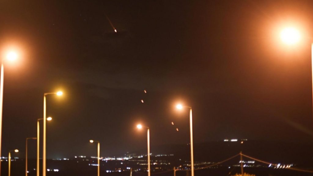  Internacional: Israel es bombardeada «a gran escala»: aseguran que misiles serían de Irán